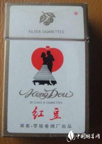 便利店外烟的多样选择，价格对比与购买建议